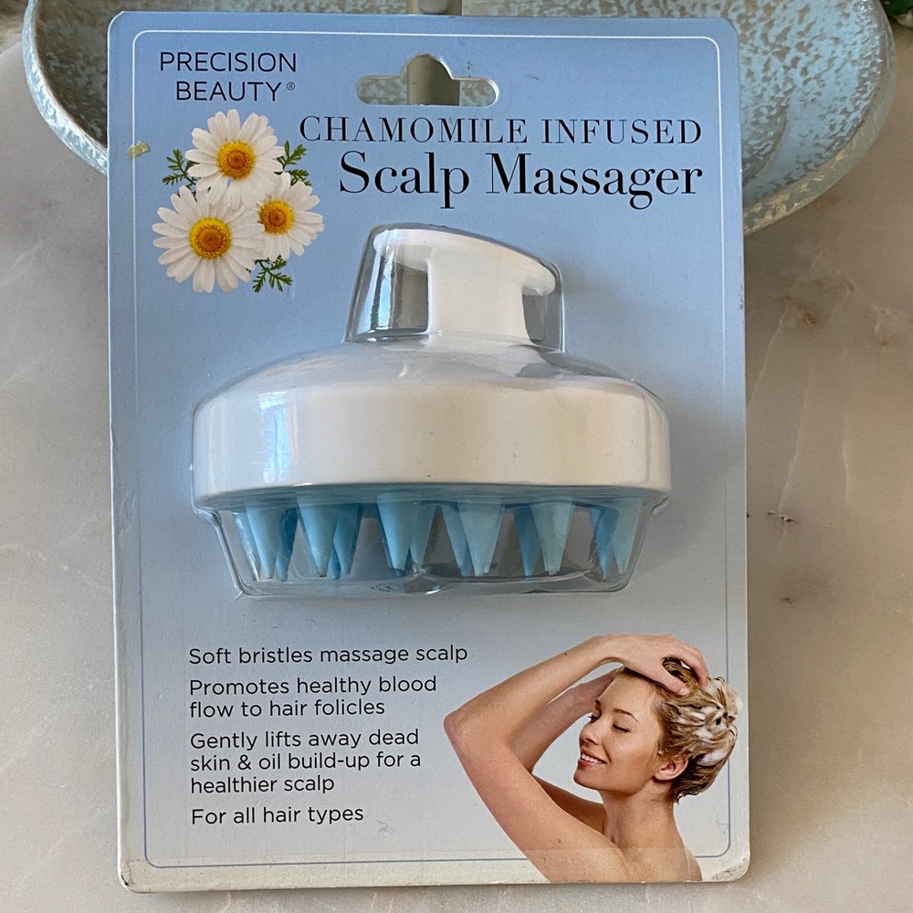 NWT Chamomile Infused Scalp Massager - White and Blue